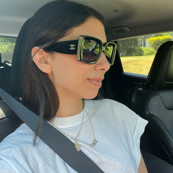 These sunglasses are in perfect condition! I’m just looking for something new! - Picture 7 of 7